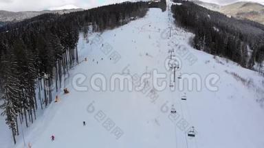 冬季滑雪场滑雪滑雪板和滑雪板的空中景观